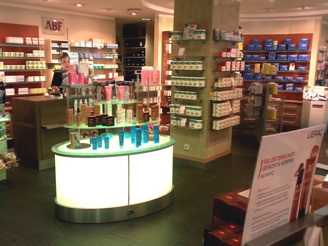 ABF-Apotheke – beleuchtete Gondeln